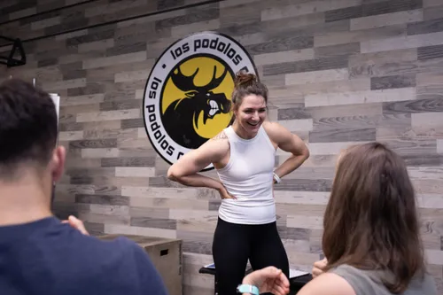 MDDr. Kateřina Lízlerová u tabule s grafem hormonálního cyklu v CrossFit centru Los Podolos