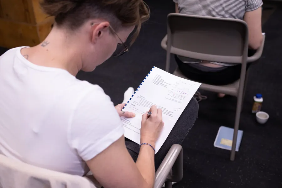 Účastnice semináře si zapisuje poznámky z přednášky o ženském cyklu