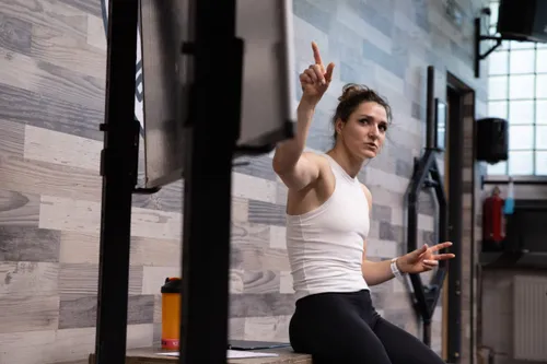 MDDr. Kateřina Lízlerová u tabule s grafem hormonálního cyklu v CrossFit centru Los Podolos