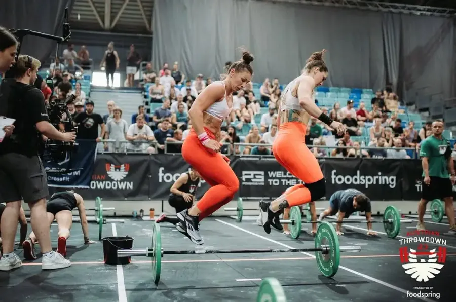 Sportovkyně během závodu CrossFit Austrian Throwdown