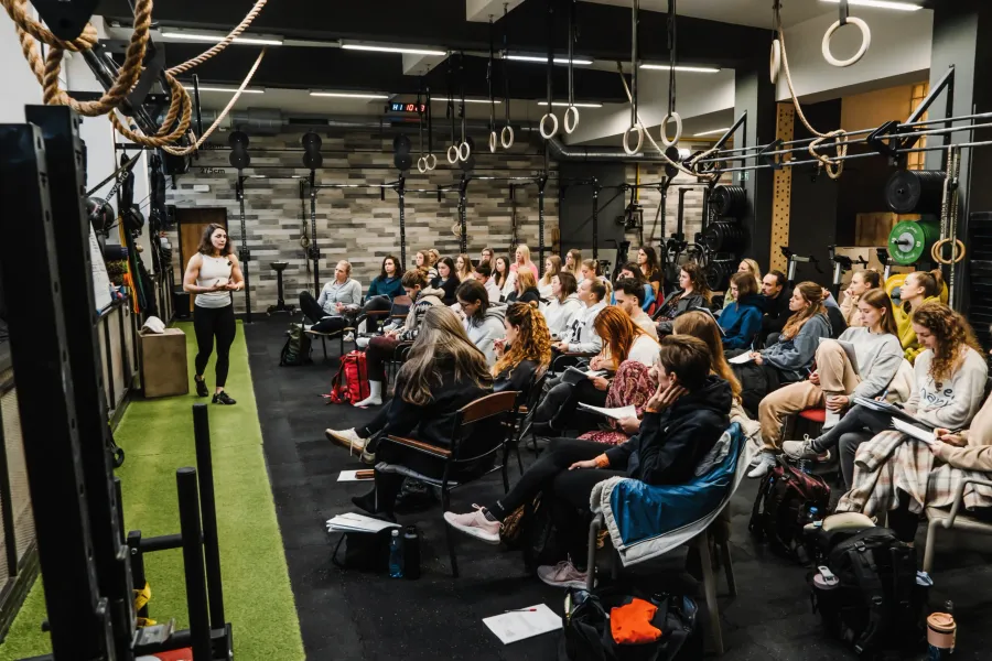 MDDr. Kateřina Lízlerová hovoří k účastníkům semináře o ženském cyklu