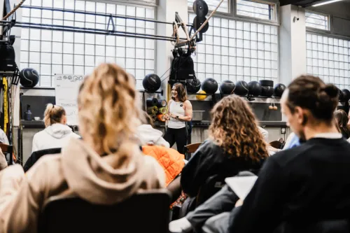 MDDr. Kateřina Lízlerová hovoří k účastníkům semináře o ženském cyklu